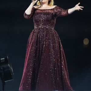 Adele chegou a perder 45 quilos e transformou seu corpo, surpreendendo muita gente