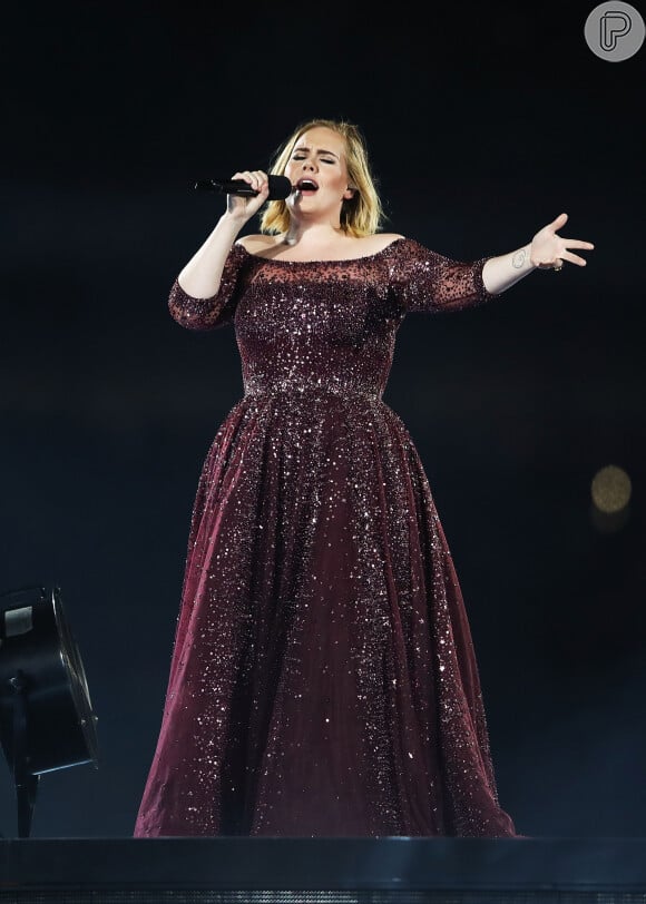 Adele chegou a perder 45 quilos e transformou seu corpo, surpreendendo muita gente