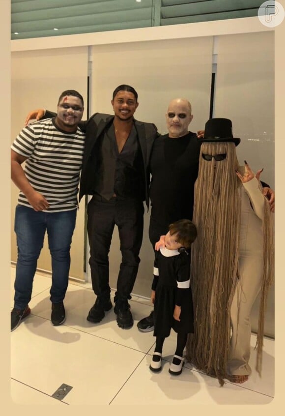 Xamã de Gomez Addams em aniversário temático de Halloween