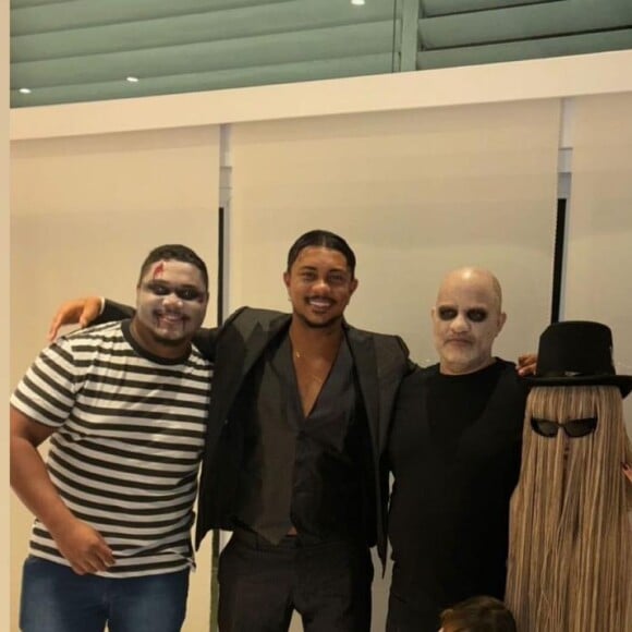 Xamã de Gomez Addams em aniversário temático de Halloween