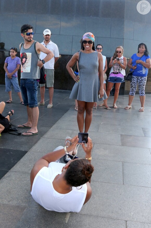 Queen Latifah tira foto da namorada, Eboni Nichols, no Cristo Redendor, no Rio de Janeiro