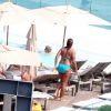 Queen Latifah toma sol e banho de piscina em hotel no Rio