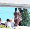 Queen Latifah toma sol e banho de piscina em hotel no Rio