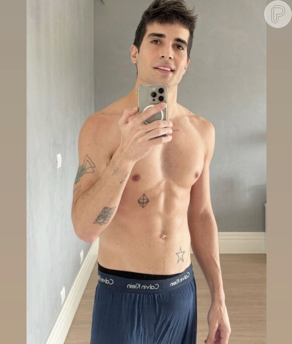 Fiuk publicou uma foto só de cueca nas redes sociais e chamou atenção pelo 'volume' que apresentou na roupa íntima