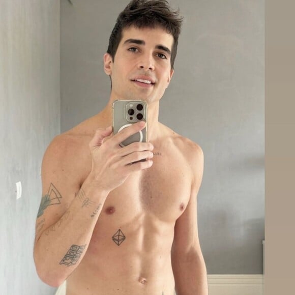 Fiuk publicou uma foto só de cueca nas redes sociais e chamou atenção pelo 'volume' que apresentou na roupa íntima