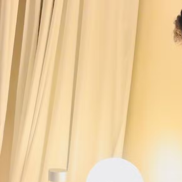 As imagens mostram tanto a ternura de momentos simples como a hora da mamadeira, quanto a tranquilidade de Nala dormindo no colo do pai