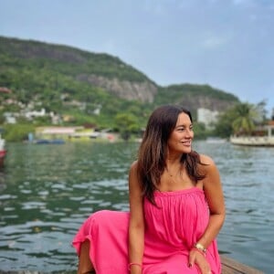 Dira Paes, atualmente com 55 anos, compartilhou novas fotos de biquíni na cachoeira e deixou muita gente impressionada