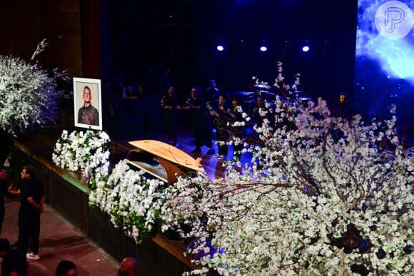 Apóstolo Rina teve imagem colocada no palco da igreja durante seu velório