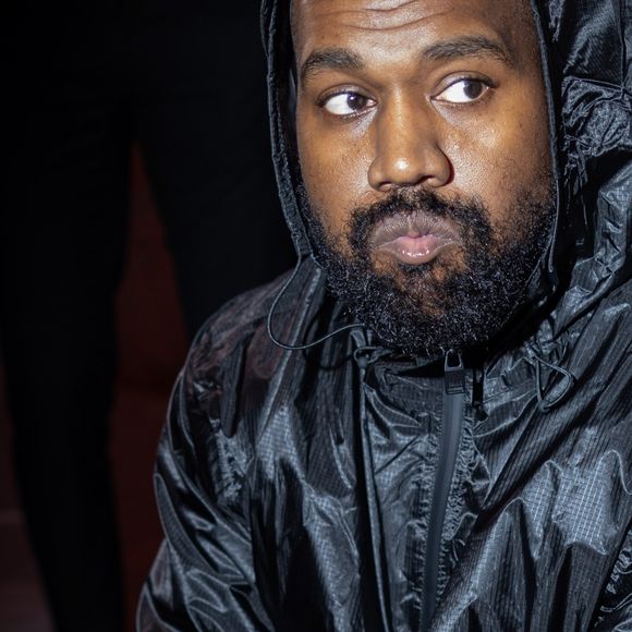 Kanye West foi processado pela modelo Jenn An por uma situação que ocorreu há 14 anos na gravação de um videoclipe. Informações são do tabloide TMZ