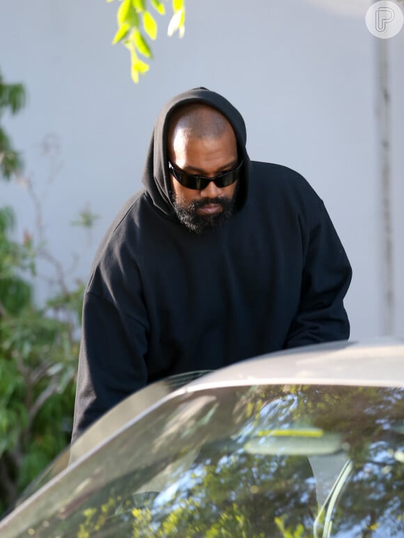 Kanye West teria feito a moça sentar em uma cadeira em frente a ele e disse ao diretor para colocar a câmera diretamente em Jenn An