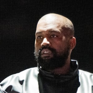 Kanye West começou a estrangulá-la com as duas mãos e, então, sufocou seu rosto, segundo o processo