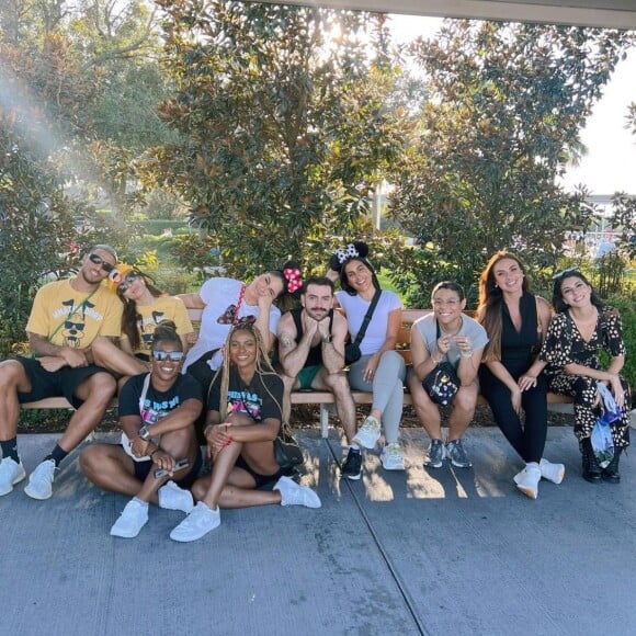 Anitta viajou para Disney com alguns amigos, incluindo Blogueirinha e Nicole Bahls, além do namorado Vinicius