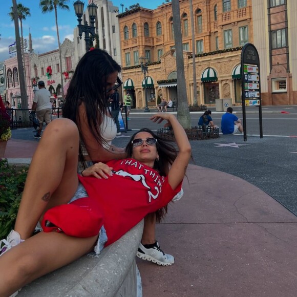 Anitta se estressou com fã que a filmou de longe: 'Não sou bicho!'