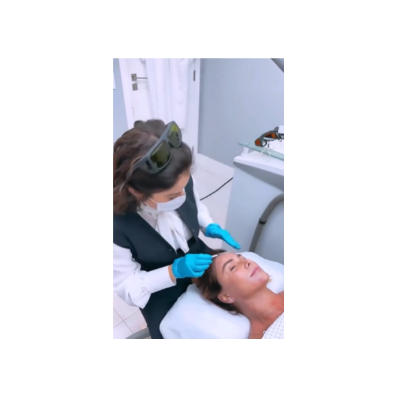 Para isso, Giovanna Antonelli aplica o ASCE Plus SRLV da ExoCoBio, que é um produto corean que promove o rejuvenescimento da pele