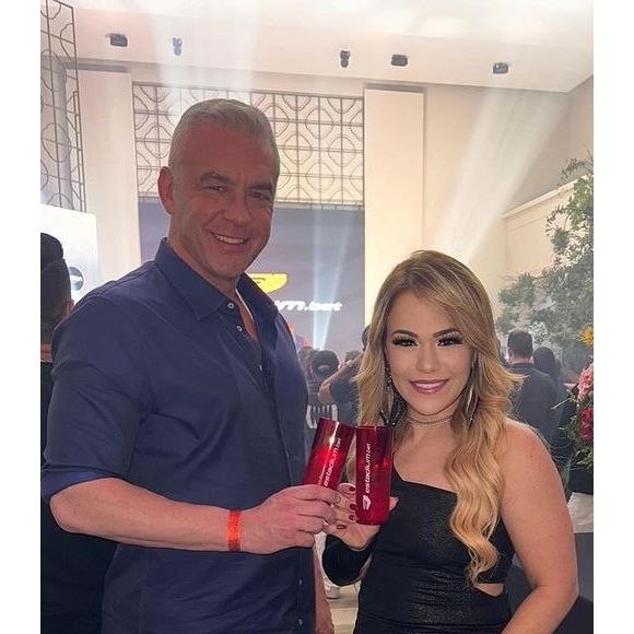 Alexandre Correa posou com Flavinha Cheirosa, participante do reality show 'A Grande Conquista', da Record TV