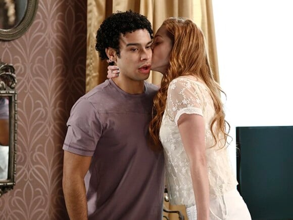 Gaby (Sophia Abrahão) já deu um beijinho carinhoso em Emerson (Sérgio Malheiros), na novela 'Alto Astral'