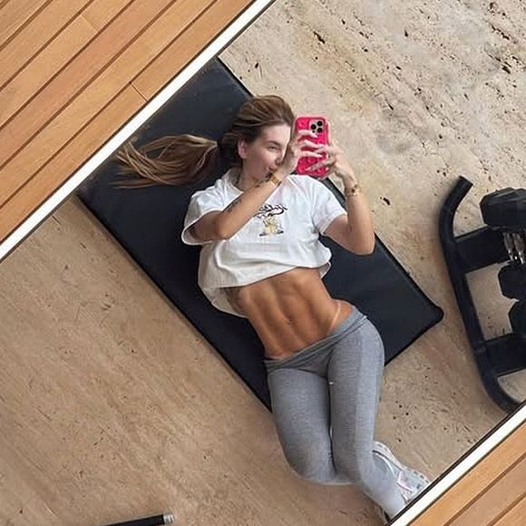 Virgínia Fonseca abaixou a calça ao limite, mostrou a marquinha de biquíni e foi criticada no Instagram