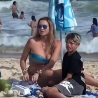 Eita! Luana Piovani dá bronca após reparar que estava sendo filmada na praia ao lado do filho: 'Tá chato. Tá?'. Veja!