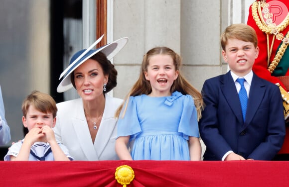 Princesa Charlotte, filha de Kate Middleton e Príncipe William, também sabe imitar famosos, assim como a bisavó Rainha Elizabeth II.