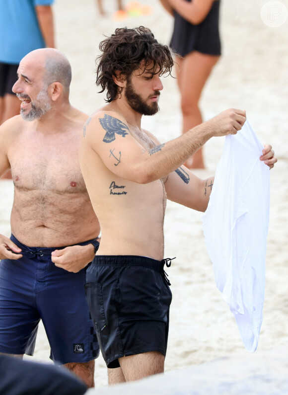 Em 2013, Chay Suede lançou seu primeiro álbum solo, mostrando seu talento como cantor e compositor