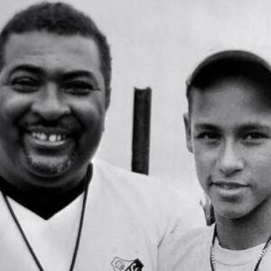 Neymar resgatou uma foto de infância tirada ao lado de Betinho e lamentou a perda do treinador, agradecendo por seu papel em sua carreira