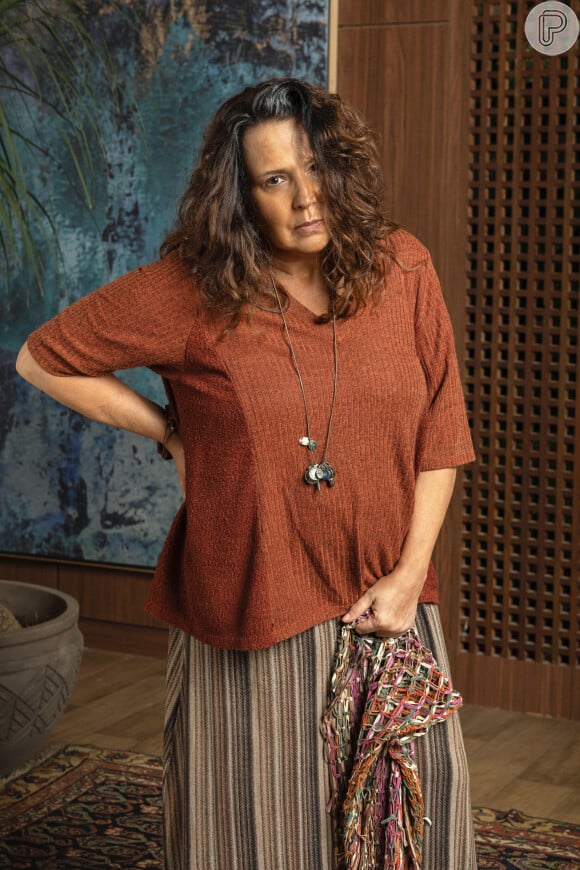 Moema (Ana Beatriz Nogueira) sofrerá ao falar que não teve filhos e apertará sua barriga. 