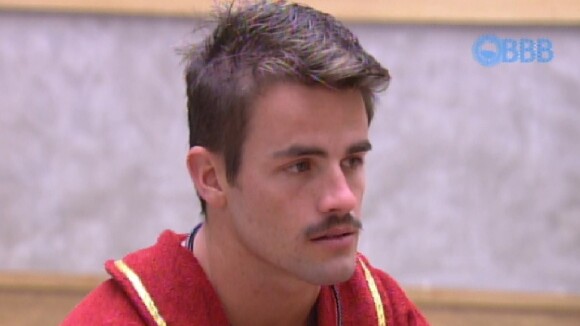 'BBB15': Rafael cumpre promessa, raspa barba e mantém bigode. 'Freddie Mercury'