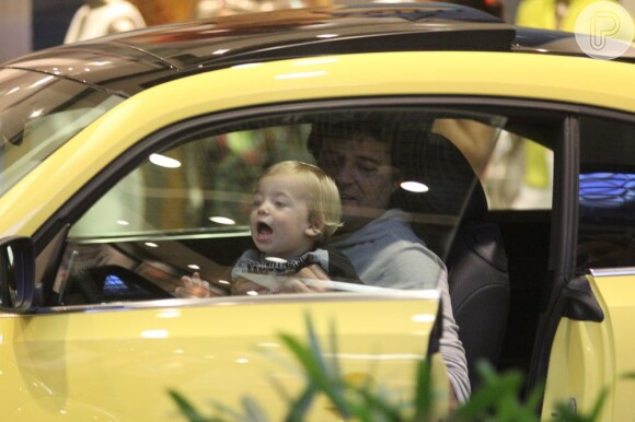 Felipe Camargo levou o menino para brincar dentro de um carro estacionado dentro da praça central do shopping