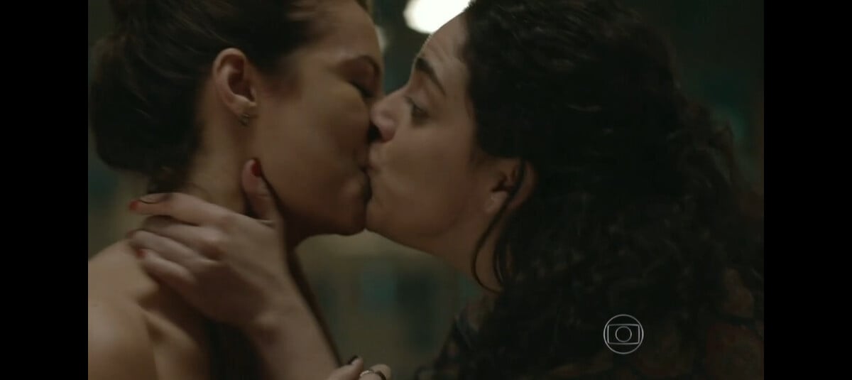 Foto Para Completar Paolla Oliveira Ainda Apareceu Em Cena Beijando A Atriz Martha Nowill