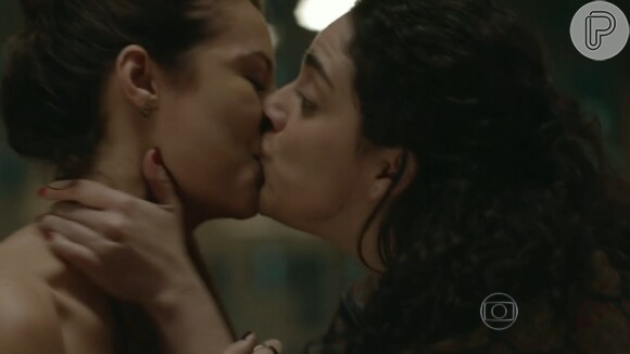 Para completar, Paolla Oliveira ainda apareceu em cena beijando a atriz Martha Nowill