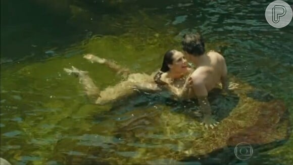 Paolla Oliveira também apareceu na minissérie 'Felizes para Sempre?' nadando nua em uma cachoeira