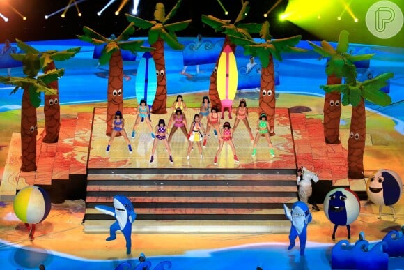 Katy Perry canta 'California Girl' em um cenário colorido no intervalo do Super Bowl 2015