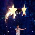  Katy Perry voa no est&aacute;dio ao cantar a m&uacute;sica 'Firework' no intervalo do Super Bowl 2015 