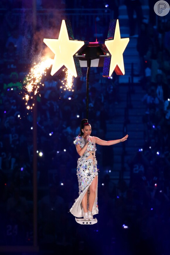 Katy Perry voa no estádio ao cantar a música 'Firework' no intervalo do Super Bowl 2015