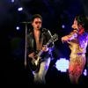 Katy Perry e Lenny Kravitz cantam juntos a música 'I Kissed a Girl' no intervalo do Super Bowl 2015