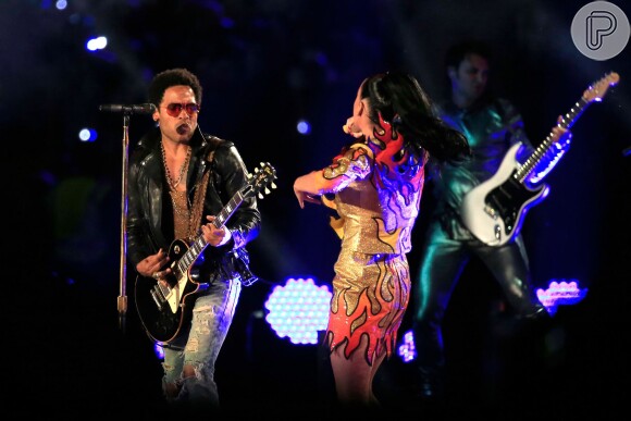 Katy Perry e Lenny Kravitz cantam juntos a música 'I Kissed a Girl' no intervalo do Super Bowl 2015