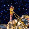  Katy Perry come&ccedil;a sua performance em cima de uma grande tigre metalizado com a can&ccedil;&atilde;o 'Roar' no Super Bowl 2015 