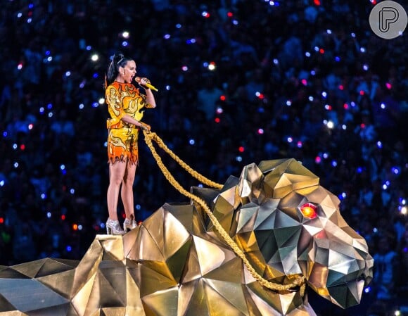 Katy Perry começa sua performance em cima de uma grande tigre metalizado com a canção 'Roar' no Super Bowl 2015