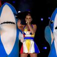 Katy Perry faz performance colorida no intervalo do Super Bowl 2015, em 1 de fevereiro de 2015