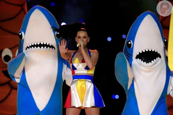 Katy Perry faz performance colorida no intervalo do Super Bowl 2015, em 1 de fevereiro de 2015
