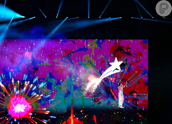 Katy Perry faz performance colorida e cheia de efeitos especiais no intervalo do Super Bowl 2015, em 1 de fevereiro de 2015