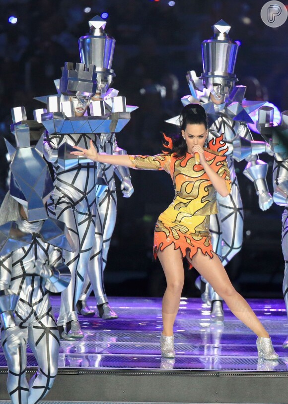 Katy Perry faz performance colorida e cheia de efeitos especiais no intervalo do Super Bowl 2015, em 1 de fevereiro de 2015