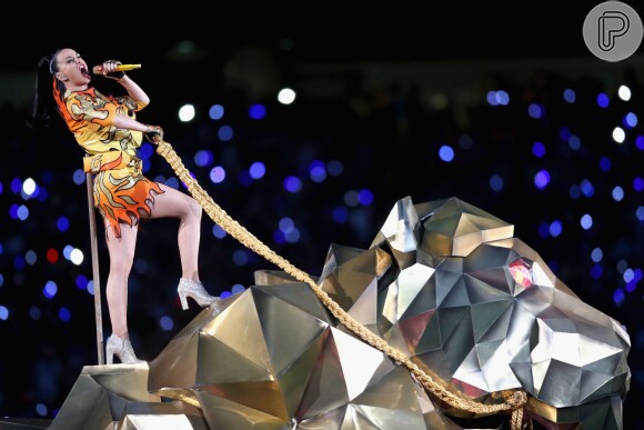 Katy Perry faz performance colorida e cheia de efeitos especiais no intervalo do Super Bowl 2015, em 1 de fevereiro de 2015