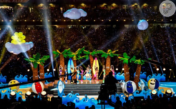 Katy Perry faz performance colorida e cheia de efeitos especiais no intervalo do Super Bowl 2015, em 1 de fevereiro de 2015