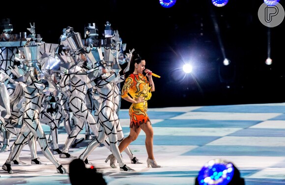 Katy Perry faz performance colorida e cheia de efeitos especiais no intervalo do Super Bowl 2015, em 1 de fevereiro de 2015