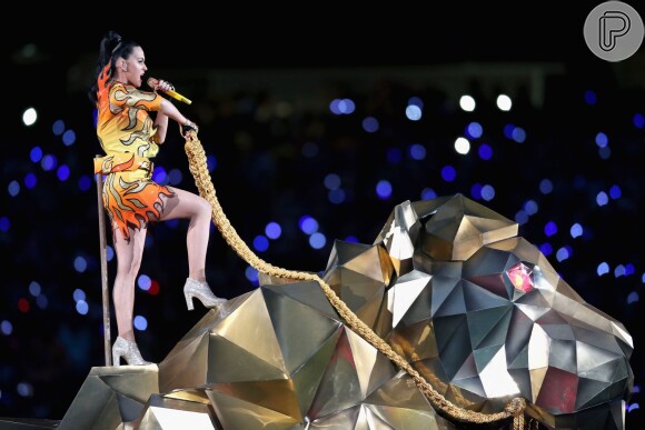 Katy Perry faz performance colorida e cheia de efeitos especiais no intervalo do Super Bowl 2015, em 1 de fevereiro de 2015