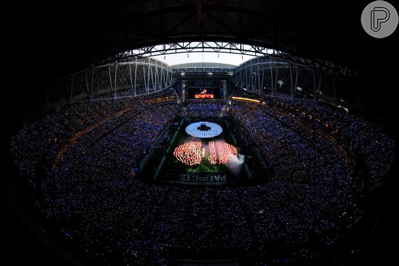 Katy Perry faz performance colorida e cheia de efeitos especiais no intervalo do Super Bowl 2015, em 1 de fevereiro de 2015