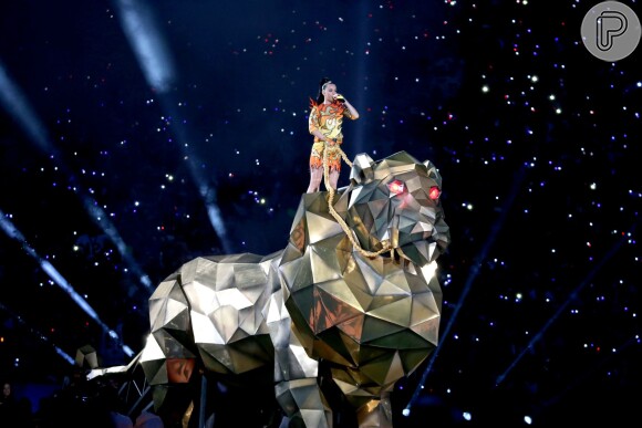 Katy Perry faz performance colorida e cheia de efeitos especiais no intervalo do Super Bowl 2015, em 1 de fevereiro de 2015