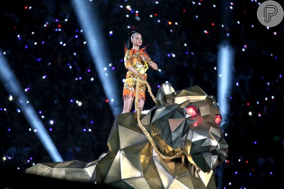 Katy Perry faz performance colorida e cheia de efeitos especiais no intervalo do Super Bowl 2015, em 1 de fevereiro de 2015
