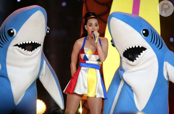 Katy Perry faz performance colorida e cheia de efeitos especiais no intervalo do Super Bowl 2015, em 1 de fevereiro de 2015